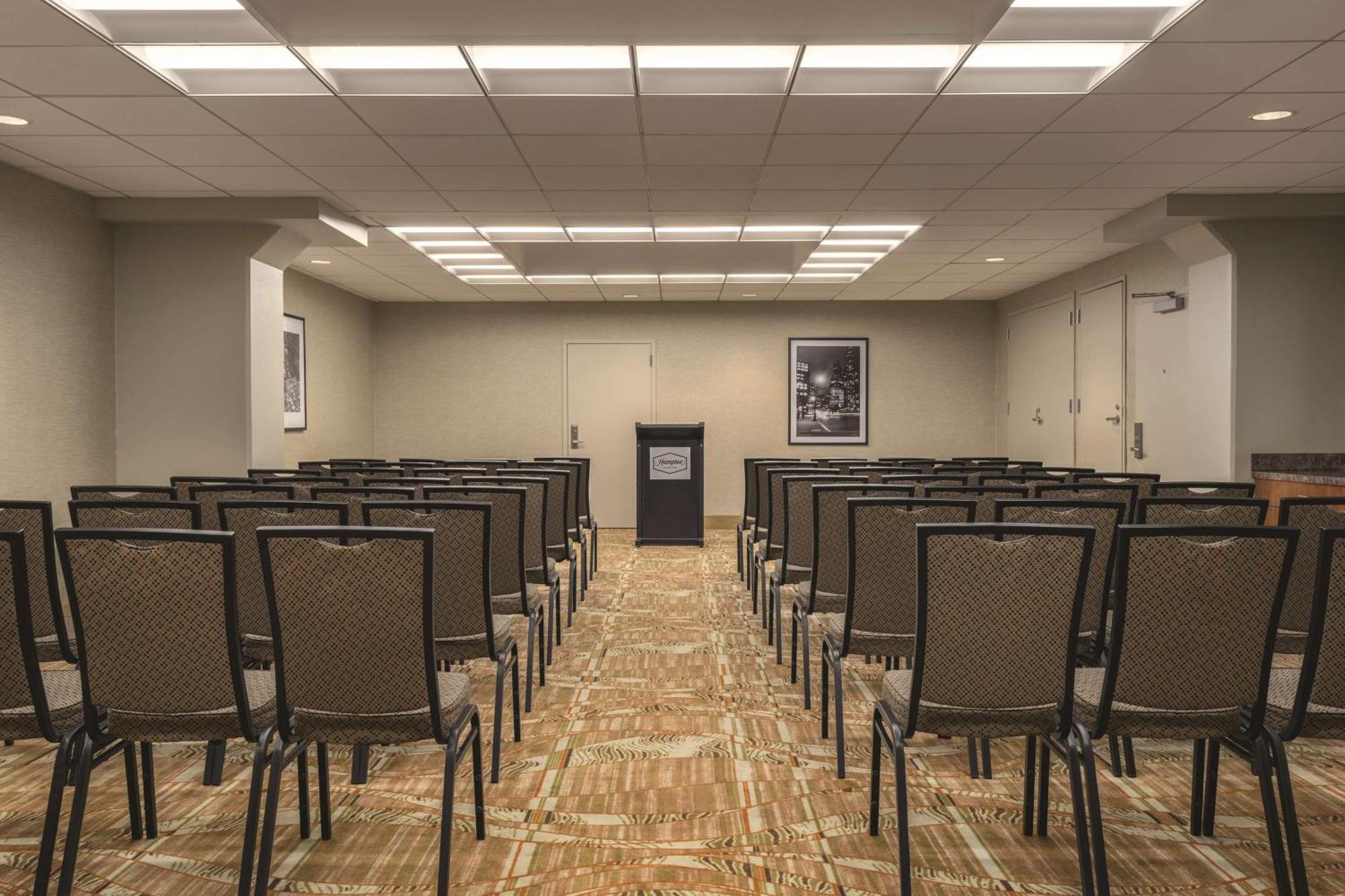 Hampton Inn New York - Laguardia Airport Екстер'єр фото