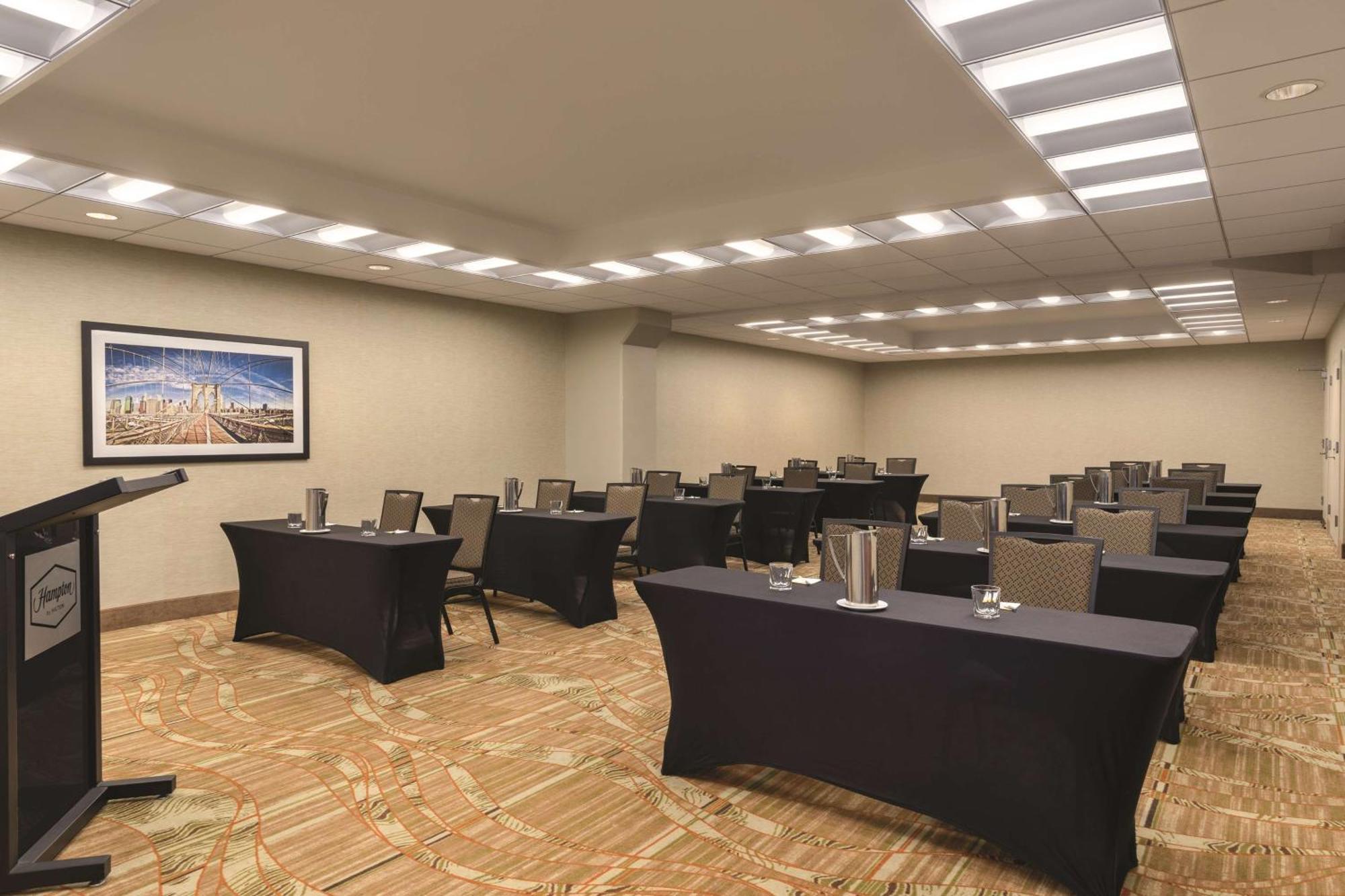 Hampton Inn New York - Laguardia Airport Екстер'єр фото